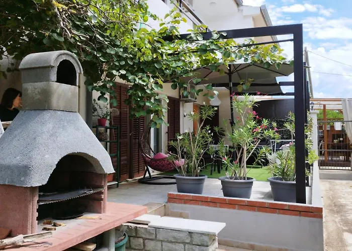 Apartment Near Centar For 2+1 At Pula, With Garden And Free Parking