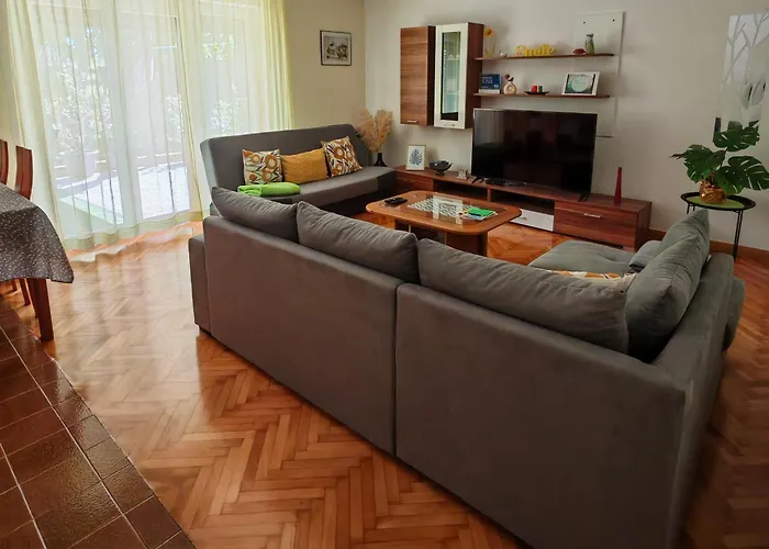 Apartment Near Centar For 2+1 At Pula, With Garden And Free Parking
