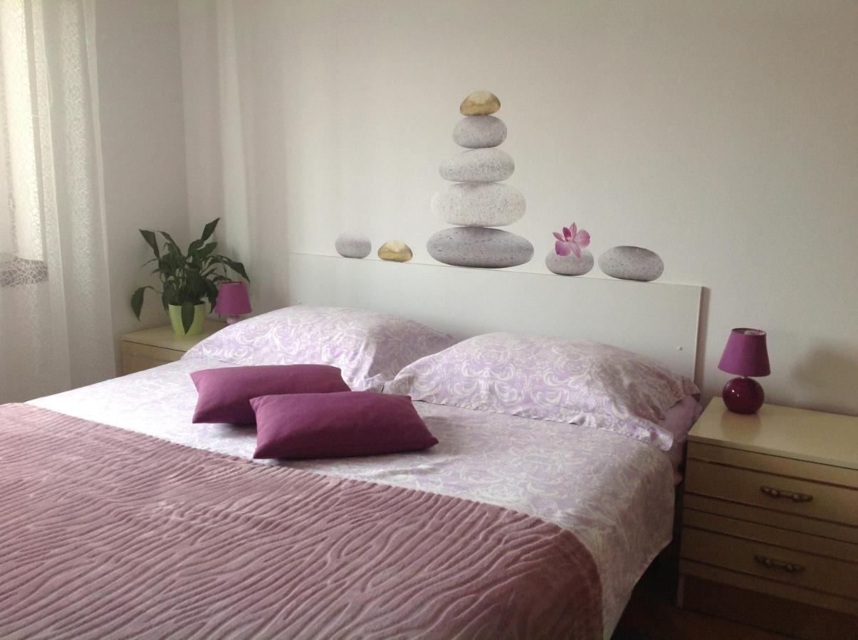 Near Centar For 2+1 At Pula, With Garden And Free Parking *