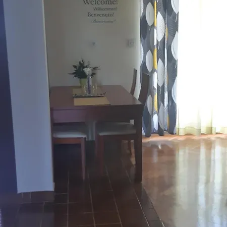 Apartment Near Centar For 2+1 At Pula, With Garden And Free Parking Exterior photo